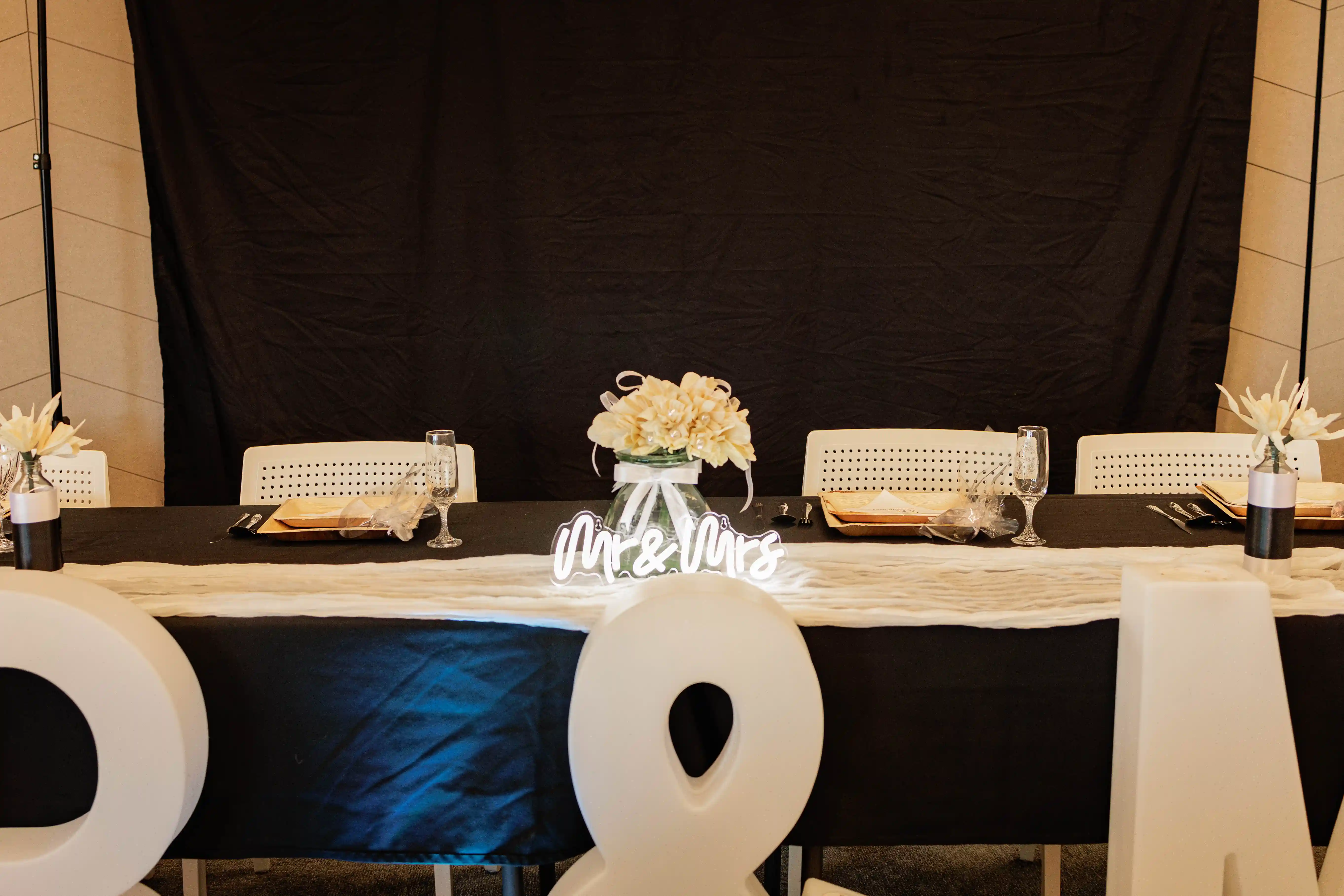 Bridal table with Mr and Mrs neon sign